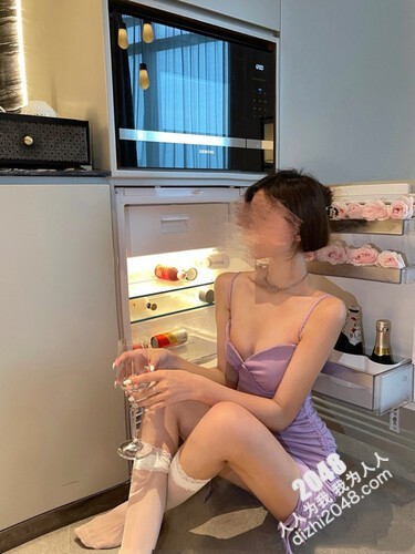 [MP4/1.9G]極品美腿嬌妻Nina小蜜桃邀單男開房揉乳扣穴前後夾擊速插粉穴／身材顏值俱佳小菜貓戶外露出黑絲兔女郎裝吞舔肉棒啪啪口爆等 720p