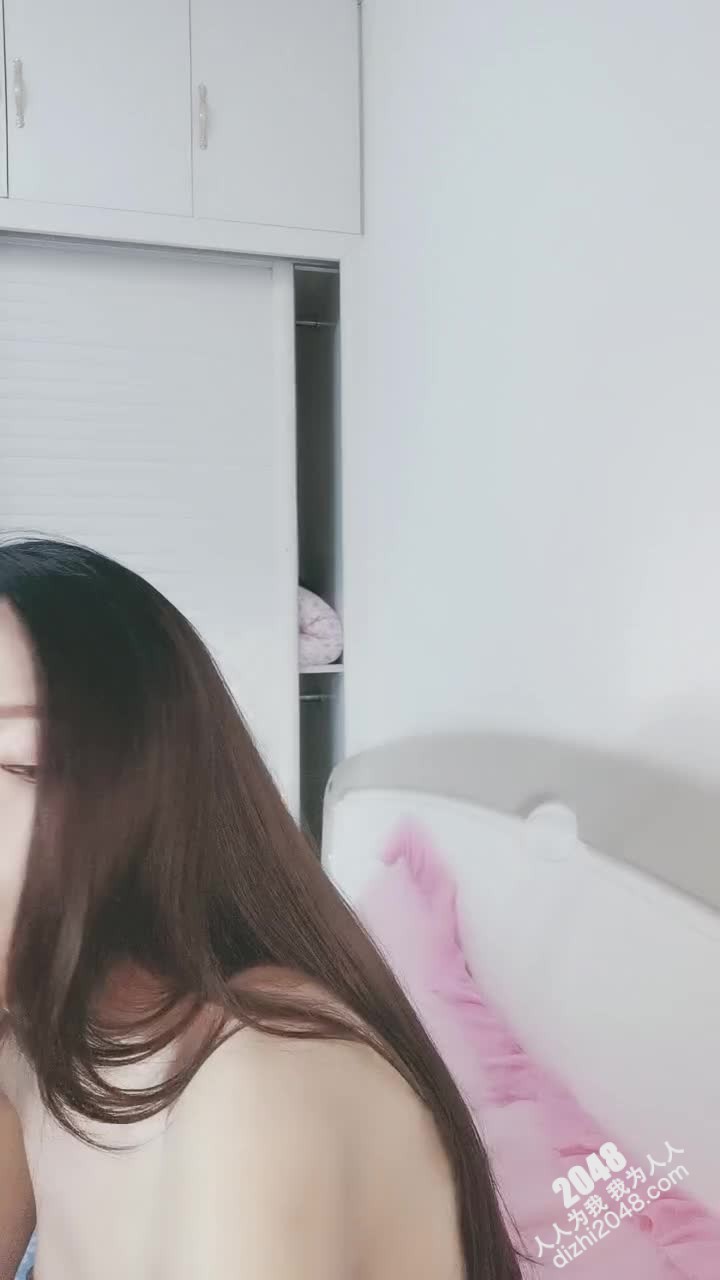 [MP4/ 1.82G] 风骚妓女转战黄播 逗号&nbsp; 哥哥你别射我逼逼上面，快去拿纸。叫声骚鸡了，听了都想射