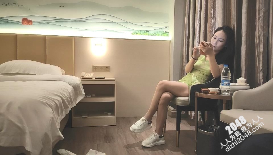 [MP4/1.24G]7-12小马寻花 足浴按完摩，回酒店调教少妇，把骚货当狗骑